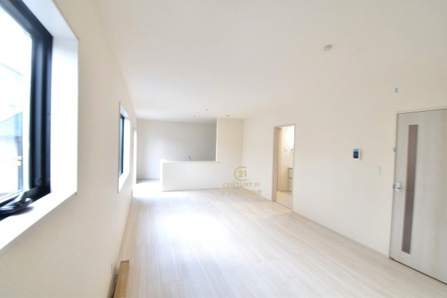 リーブルガーデン  日立市久慈町　12期　限定1棟！の居間・リビング|大きなダイニングセットや背の高い観葉植物を置いてもまだまだ余裕の広さ♪家族で集まっても人を招いても、空間にゆとりがあると自然に寛げます。