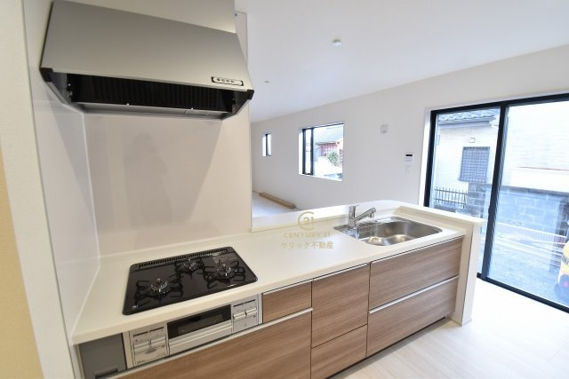 リーブルガーデン  日立市久慈町　12期　限定1棟！のキッチン|対面式システムキッチンは料理中や後片づけの間も会話が楽しめ、家族に一体感が生まれます。十分な広さのキッチンなら、家族での分担作業もはかどりそう！