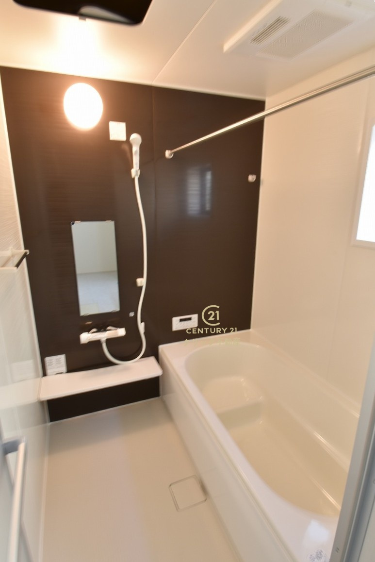 リーブルガーデン  日立市久慈町　12期　限定1棟！の浴室|浴槽への出入りが安全な低床タイプのユニットバスです。洗い場は滑りにくい速乾床ですので、お子様やご高齢の方にも安心です。自動お湯張りに追焚機能付きのオートバスです。