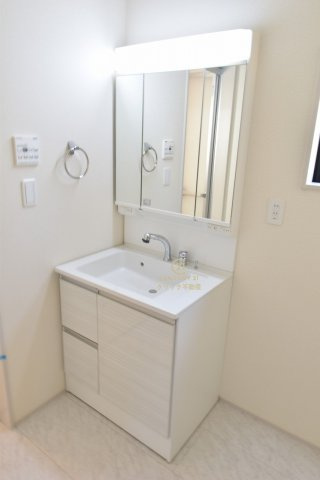 リーブルガーデン  日立市久慈町　12期　限定1棟！の独立洗面台|見た目の美しさだけではなく、機能性も追求した使い勝手の良い独立洗面化粧台。
身だしなみチェックや歯磨きなど、朝の慌ただしい時間でも余裕を感じていただけます。