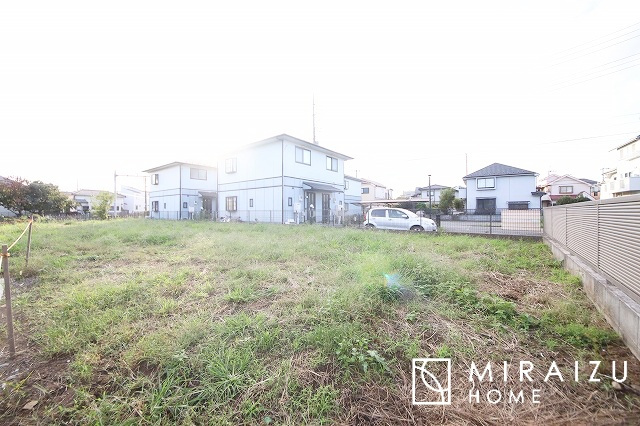【前面道路含む現地写真】 | お車の運転に自信のない方でも安心かなと思います。とても解放感があり、日当たりも気持ちよさそうです。

