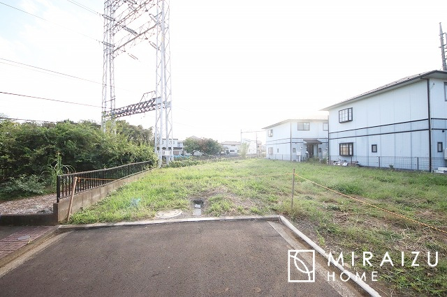 【前面道路含む現地写真】 | ＼静かな環境で落ち着いた暮らしをご希望のお客様／広さと価格のバランスの良いマイホーム！近隣施設にも恵まれ立地！詳細、ご見学希望・資料請求ミライズホームお気軽にお問合せ下さい♪
