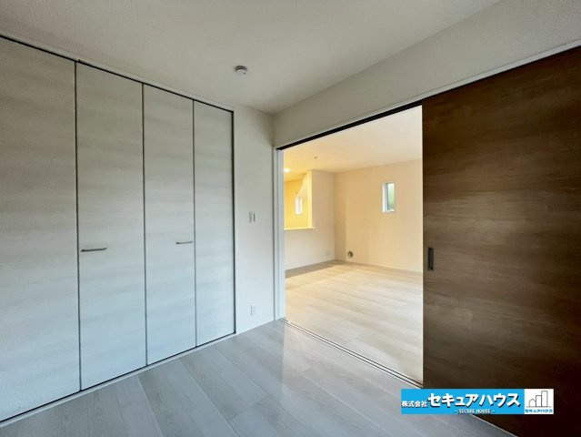 【今からご案内可能】知多市八幡字堀切　全3棟 の洋室|【1階洋室】
◆1階の洋室には、日常生活がワンフロアに集約されることによる「生活・家事動線の短縮化」、高齢になっても階段の負担がない「老後も安心して暮らせる」ことができます。