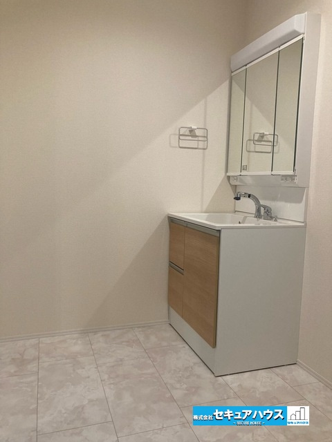 【今からご案内可能】知多市八幡字堀切　全3棟 の独立洗面台|【洗面台】
◆鏡の裏にはたっぷりと収納スペースを標準装備！
◆電源を付属しているのでドライヤーなど利用できます。