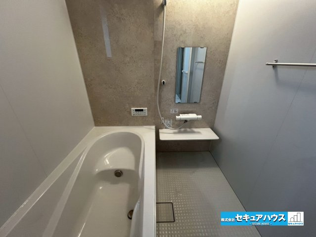 【今からご案内可能】知多市八幡字堀切　全3棟 の浴室|【浴室】
◆アクセントパネルで落ち着きのある雰囲気を演出します。毎日の疲れを癒やすバスタイムをお楽しみ下さい！
◆窓付きで、カビの繁殖を抑える効果があります。