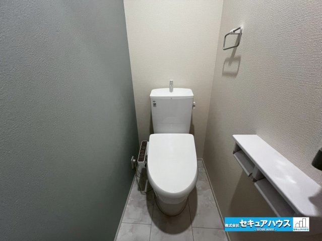 【今からご案内可能】知多市八幡字堀切　全3棟 のトイレ|【高機能トイレ】
◆高機能トイレの多くは便器のフタの開閉が自動であり、使用後に手動で水を流す面倒もなく非常に便利です。スタイリッシュな見た目で、お掃除しやすく、節水効果が高いです。
