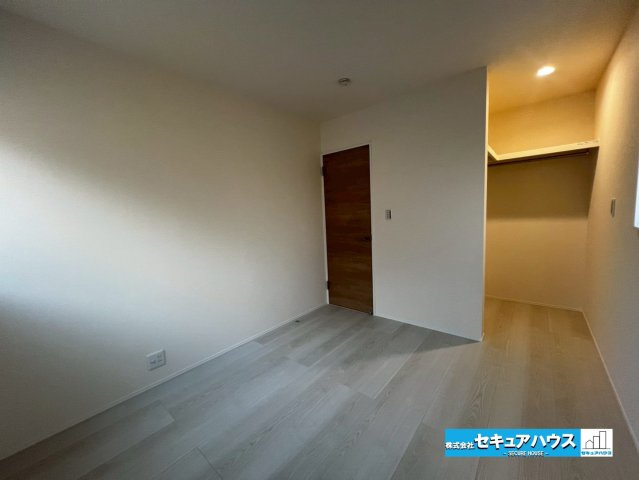 【今からご案内可能】知多市八幡字堀切　全3棟 の洋室|【洋室】
◆広々とした居住空間は日々の暮らしを彩り、心のやすらぎと満足感を与えてくれます。通風と採光を考慮した設計は子供たちはのびのび育ち、家族でくつろぎと団らんを生み出します。