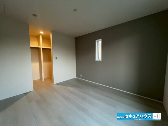 【今からご案内可能】知多市八幡字堀切　全3棟 の洋室|【洋室】
◆家族一人ひとりの大切なプライベート空間。趣味に合わせて使って頂けるようシンプルに仕上げてあります。暮らし心地を大きく左右する収納を、適材適所に配置し使い勝手を考慮しました。　