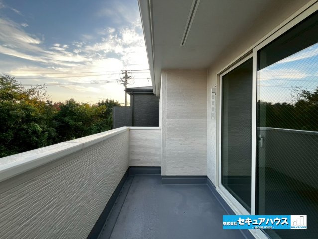 【今からご案内可能】知多市八幡字堀切　全3棟 のバルコニー|【バルコニー】
◆見晴らしもよく、太陽の温かな温もりをめいっぱい受け止めてくれます。
太陽の光と爽やかな風を受けたお洗濯物はあっという間に乾き、取りこむ時には太陽の匂いを感じられそうですね。　