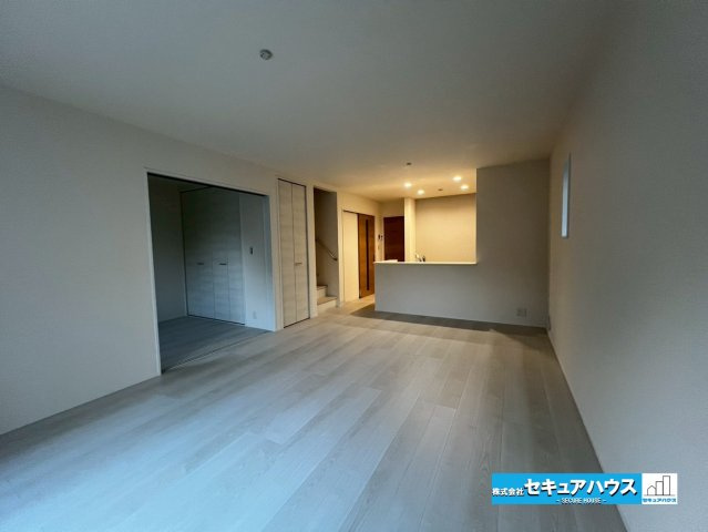 【今からご案内可能】知多市八幡字堀切　全3棟 の居間・リビング|【LDK】
◆通学から帰宅し、リビングルームで会話を楽しむ子ども達。リビングから臨む景色は太陽色に染まり、解放感溢れゆったりとしたひと時を過ごすことが出来る素敵な空間です。