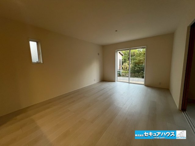 【今からご案内可能】知多市八幡字堀切　全3棟 の居間・リビング|【LDK】
◆日当たりが良く温かい広々リビングは家族の団らんスペースになります。