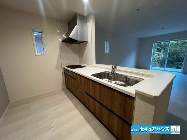 【今からご案内可能】知多市八幡字堀切　全3棟 のキッチン|【キッチン】
◆広々としたキッチンの為家族で並んで料理することができます♪