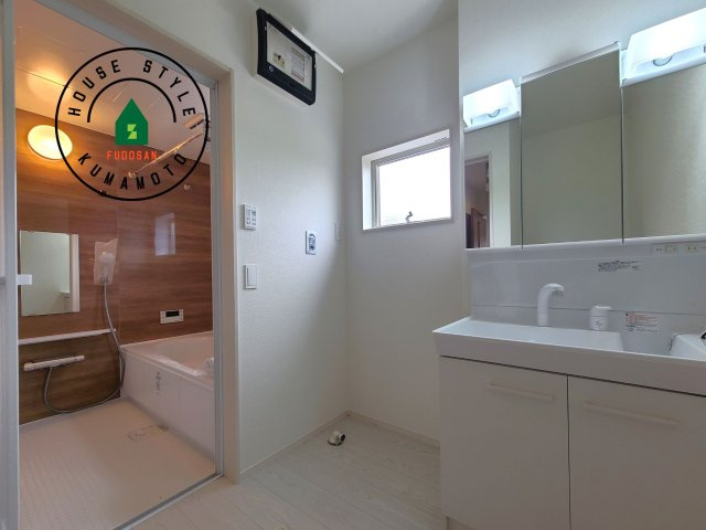 熊本市南区元三町1丁目第3-2棟（8号棟）　の内観：施工例|ゆとりの洗面スペースで朝の身支度もスムーズに。暮らしを快適に変えるシャワー付洗面台です！