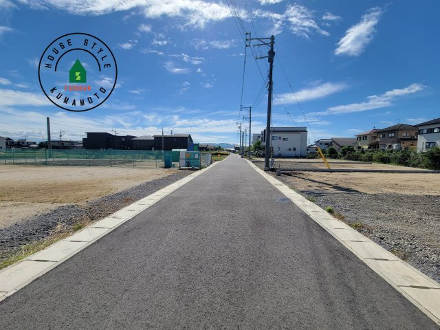 熊本市南区元三町1丁目第3-2棟（8号棟）　の前面道路含む現地写真|前面道路は閑静な住宅地をはしる車通りの少ない道路。お車の出し入れが苦手なママや小さなお子様にも安心ですね。しっかり舗装もされているので、ベビーカーや自転車で通っても快適に通行できます。