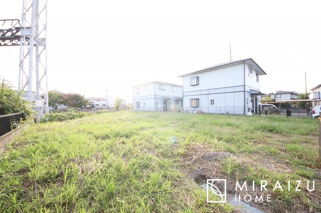 【前面道路含む現地写真】 | お車の運転に自信のない方でも安心かなと思います。とても解放感があり、日当たりも気持ちよさそうです。

