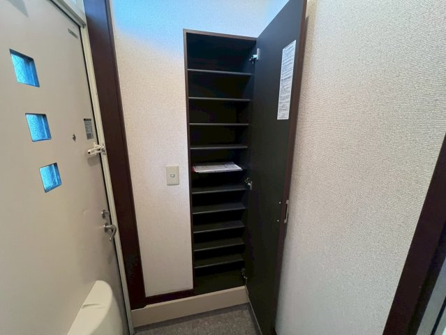 ミースドミーリアBの玄関