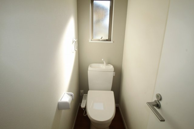 朝倉己　新築戸建　【2階リビング】のトイレ|2Ｆ
