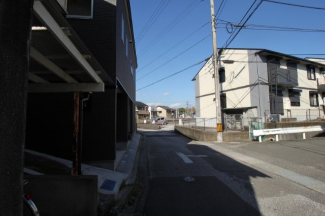 朝倉己　新築戸建　【2階リビング】の前面道路含む現地写真