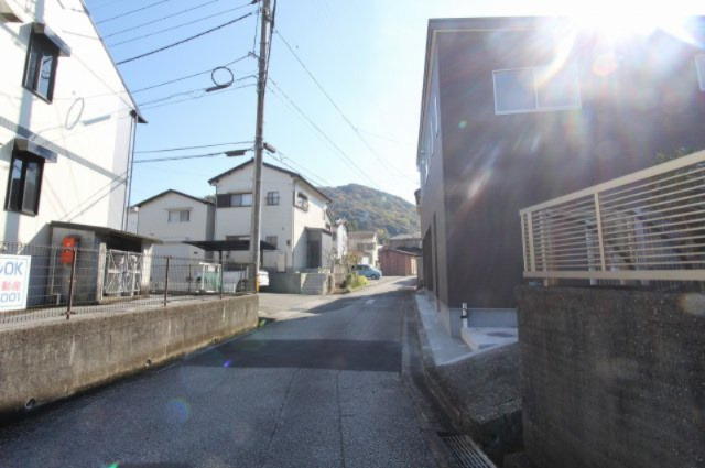 朝倉己　新築戸建　【2階リビング】の前面道路含む現地写真