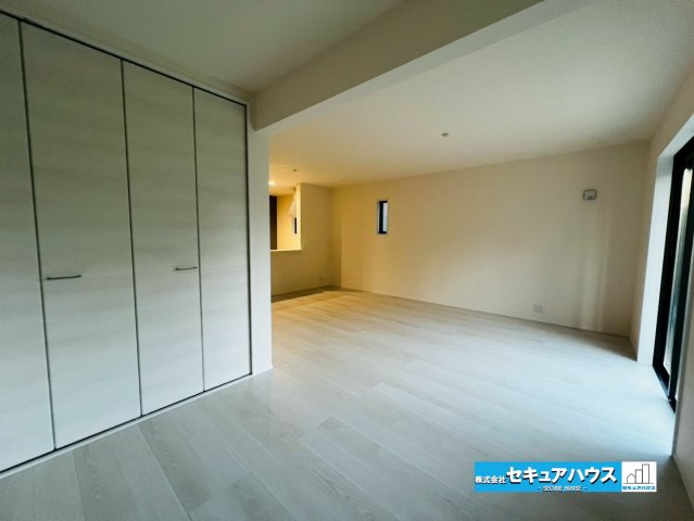 【今からご案内可能】知多市八幡字堀切 全３棟 のその他|【フリースペース】
◆LDKに開放感を持たせ、クローゼット付きのため収納までできる優れたスペースです♪