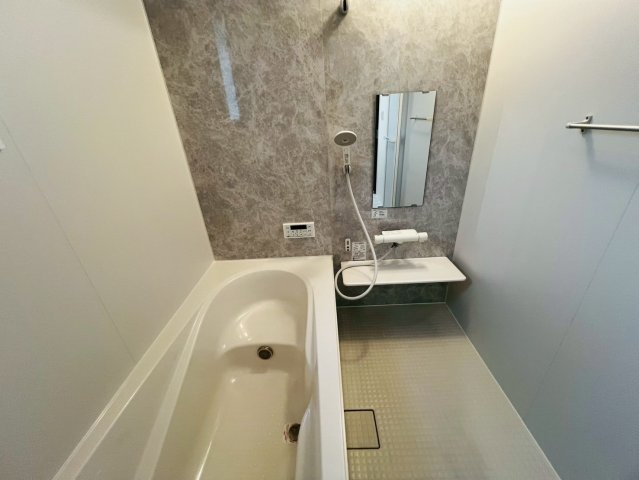 【今からご案内可能】知多市八幡字堀切 全３棟 の浴室|【浴室】
◆アクセントパネルで落ち着きのある雰囲気を演出します。毎日の疲れを癒やすバスタイムをお楽しみ下さい！
◆窓付きで、カビの繁殖を抑える効果があります。