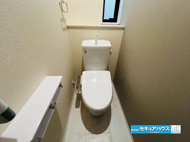 【今からご案内可能】知多市八幡字堀切 全３棟 のトイレ|【高機能トイレ】
◆高機能トイレの多くは便器のフタの開閉が自動であり、使用後に手動で水を流す面倒もなく非常に便利です。スタイリッシュな見た目で、お掃除しやすく、節水効果が高いです。
