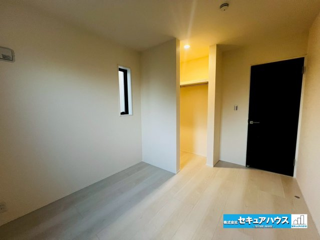 【今からご案内可能】知多市八幡字堀切 全３棟 の洋室|【洋室】
◆広々とした居住空間は日々の暮らしを彩り、心のやすらぎと満足感を与えてくれます。通風と採光を考慮した設計は子供たちはのびのび育ち、家族でくつろぎと団らんを生み出します。