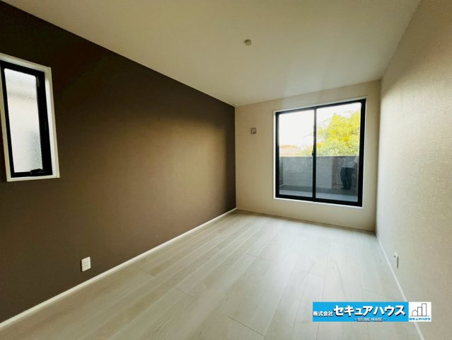 【今からご案内可能】知多市八幡字堀切 全３棟 の洋室|【洋室】
◆家族一人ひとりの大切なプライベート空間。趣味に合わせて使って頂けるようシンプルに仕上げてあります。暮らし心地を大きく左右する収納を、適材適所に配置し使い勝手を考慮しました。　