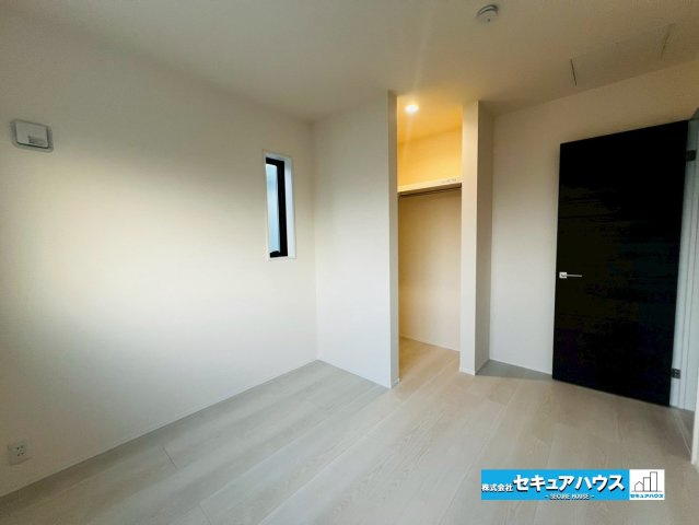 【今からご案内可能】知多市八幡字堀切 全３棟 の洋室|【洋室】
◆お子様のお部屋や主寝室、来客時の宿泊室、趣味のお部屋としてもご利用いただけます♪