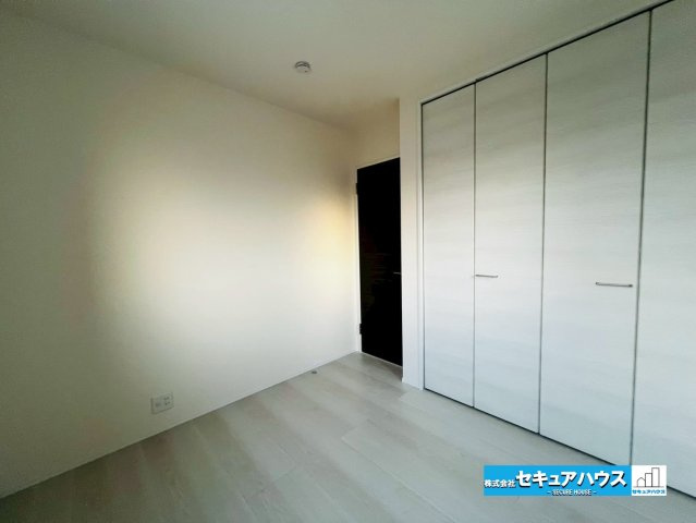 【今からご案内可能】知多市八幡字堀切 全３棟 の洋室|【洋室】
◆全居室収納付きです♪各部屋にお洋服やお荷物を収納できます♪