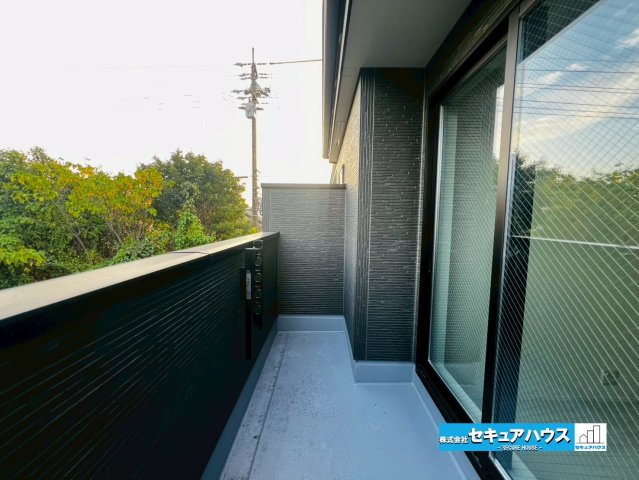 【今からご案内可能】知多市八幡字堀切 全３棟 のバルコニー|【バルコニー】
◆見晴らしもよく、太陽の温かな温もりをめいっぱい受け止めてくれます。
太陽の光と爽やかな風を受けたお洗濯物はあっという間に乾き、取りこむ時には太陽の匂いを感じられそうですね。　