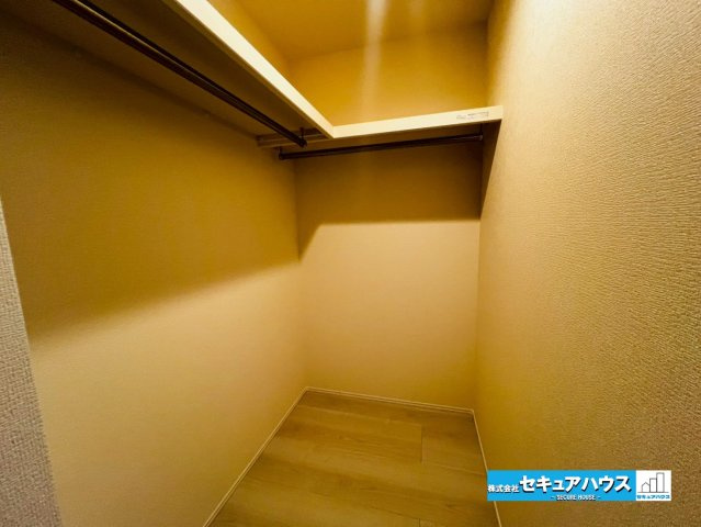 【今からご案内可能】知多市八幡字堀切 全３棟 の収納|【ウォークインクローゼット】
◆お洋服はもちろん、キャリーバッグやゴルフバッグも収納できます♪