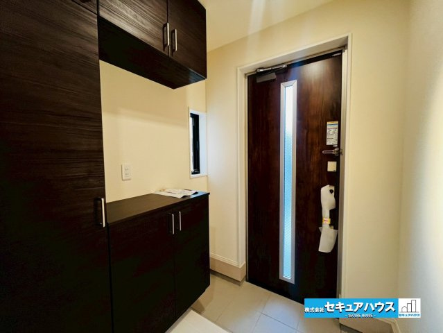 【今からご案内可能】知多市八幡字堀切 全３棟 の玄関|【玄関】
◆お家に出会う人々を迎える玄関だからこそ、広々清潔感あふれる空間にしたいものです。採光・通風にも配慮された設計で毎日明るい空間をキープします♪