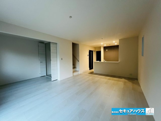 【今からご案内可能】知多市八幡字堀切 全３棟 の居間・リビング|【LDK】
◆通学から帰宅し、リビングルームで会話を楽しむ子ども達。リビングから臨む景色は太陽色に染まり、解放感溢れゆったりとしたひと時を過ごすことが出来る素敵な空間です。