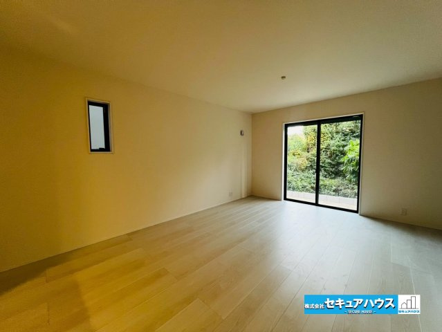 【今からご案内可能】知多市八幡字堀切 全３棟 の居間・リビング|【LDK】
◆日当たりが良く温かい広々リビングは家族の団らんスペースになります。