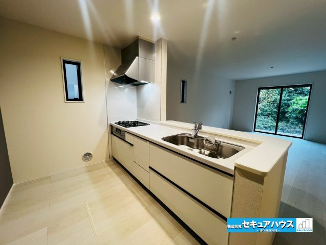 【今からご案内可能】知多市八幡字堀切 全３棟 のキッチン|【キッチン】
◆広々としたキッチンスペースのため家族で並んでお料理することができます♪