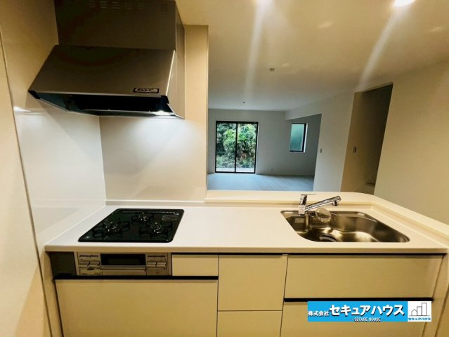 【今からご案内可能】知多市八幡字堀切 全３棟 のキッチン|【キッチン】
◆同時にたくさんの料理が調理できる。「焼く・蒸す・煮る」の工程を同時進行で進めることができるので、料理を素早く作ることができます。育児でバタバタ忙しいママに嬉しい♪