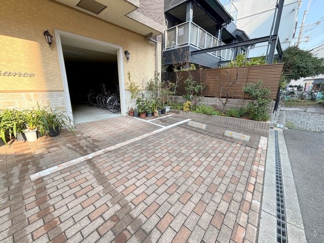 ルネサンスの駐車場