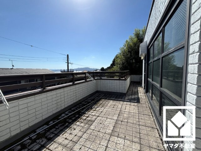 大津市木の岡町のバルコニー|【バルコニー】
自宅にいながらリゾート気分。琵琶湖を望むバルコニーで、日々の暮らしがもっと豊かに。