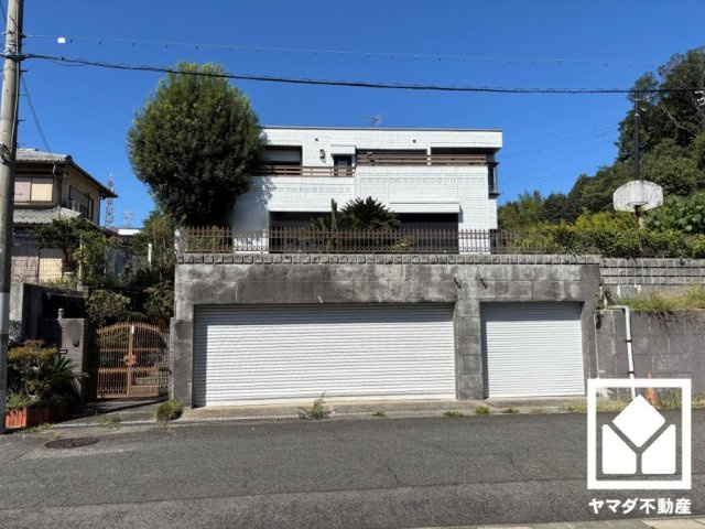 大津市木の岡町の外観|【外観】
自然に囲まれた木の岡町で叶える別荘暮らし。本格サウナ付き、115坪超の敷地に広がるゆとりの5LDK邸宅。