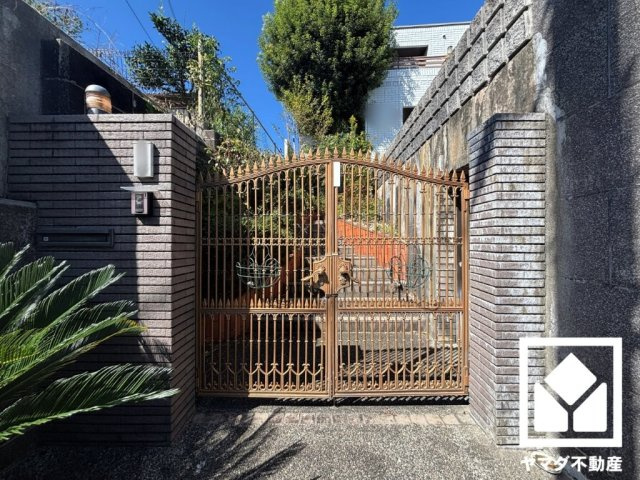 大津市木の岡町の玄関|【玄関】
重厚感ある門構えと玄関が魅力。防犯性にも優れた、安心して暮らせる住まいです。