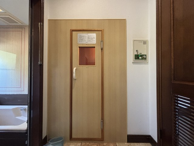 大津市木の岡町の設備|【サウナ】
外に出なくても、極上のととのい体験を。自宅に構えた、プライベートサウナ。