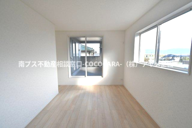 南アルプス市在家塚の新築一戸建の洋室|南西の洋室からもベランダへ出入りできます