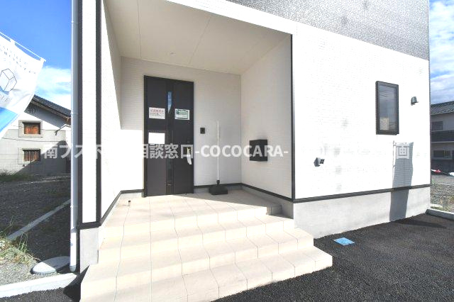 南アルプス市在家塚の新築一戸建の玄関