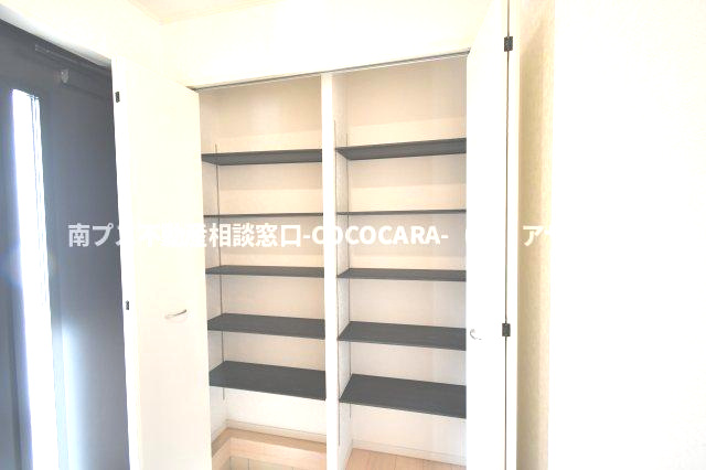 南アルプス市在家塚の新築一戸建の玄関|玄関収納もたっぷりです。