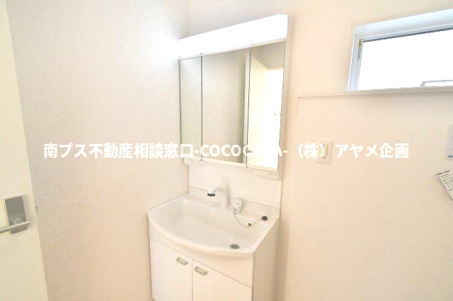 南アルプス市在家塚の新築一戸建の独立洗面台|３面鏡付きなので朝のセットもラクラク