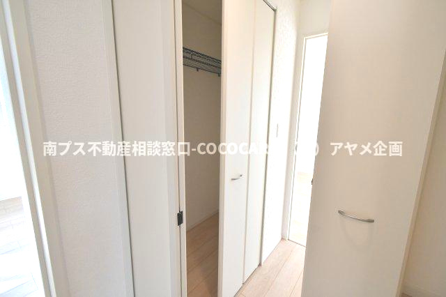 南アルプス市在家塚の新築一戸建のエントランス|廊下には収納スペースもたくさん