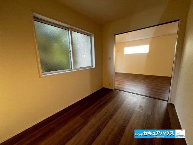 【今からご案内可能】知多市八幡字堀切 全３棟の洋室|【1階の洋室】
◆1階の洋室には、日常生活がワンフロアに集約されることによる「生活・家事動線の短縮化」、高齢になっても階段の負担がない「老後も安心して暮らせる」などがあります。