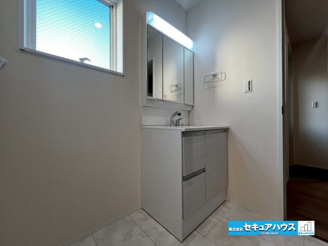 【今からご案内可能】知多市八幡字堀切 全３棟の独立洗面台|【洗面台】
◆鏡の裏にはたっぷりと収納スペースを標準装備！
◆電源を付属しているのでドライヤーなど利用できます。