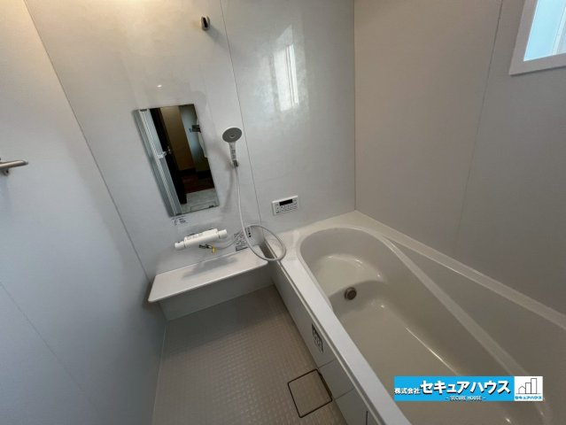 【今からご案内可能】知多市八幡字堀切 全３棟の浴室|【浴室】
◆アクセントパネルで落ち着きのある雰囲気を演出します。毎日の疲れを癒やすバスタイムをお楽しみ下さい！
◆窓付きで、カビの繁殖を抑える効果があります。